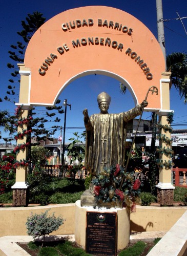 1) Monumento en el parque central de Ciudad Barrios, ciudad en la que nació Monseñor Romero.
