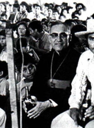14. Romero con feligreses.