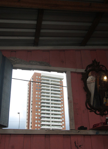 9. Comunidad la Cuchilla en Antiguo Cuscatlán frente a torre Multiplaza.