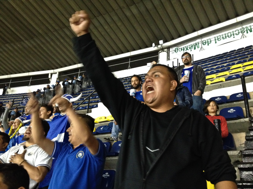 Uno de los aficionados salvadoreños más eufóricos que estuvo presente en el Estadio Azteca se emociona al cantar el himno nacional. Foto de Orus Villacorta.