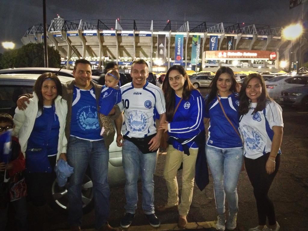 Aficionados salvadoreños frente al Estadio Azteca.