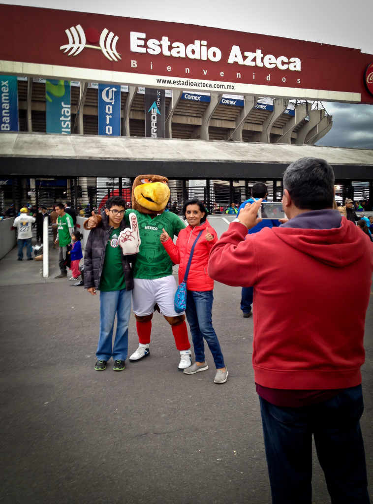 10 pesos (unos 60 centavos de dólar) por una foto con el águila mexicana en las afueras del Azteca. Foto subida a las 5:30 p.m.