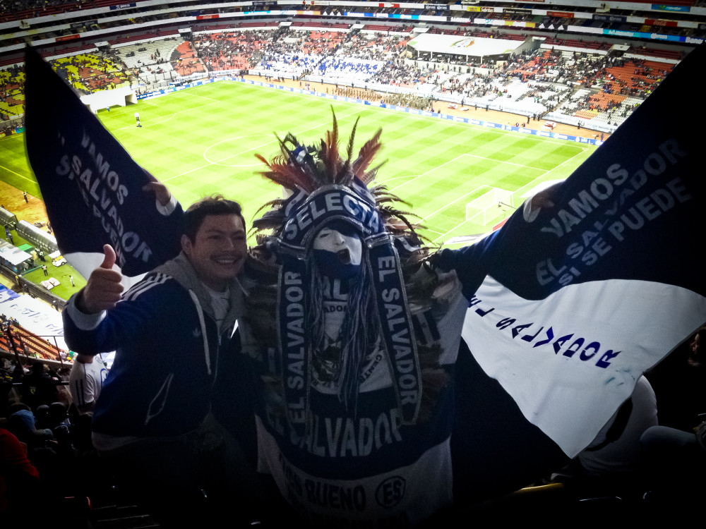"El Indio Cuscatleco" posa con un aficionado previo al inicio del juego entre México y El Salvador en el Estadio Azteca. Foto de Orus Villacorta.