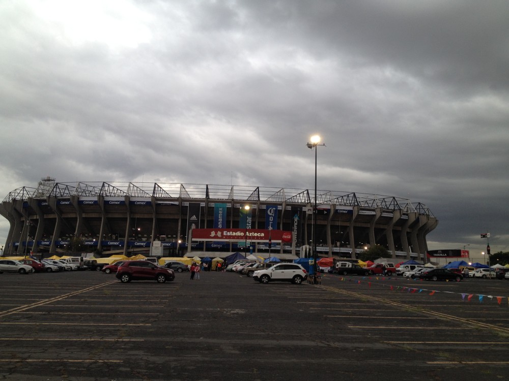 Cielo nublado y poca afluencia de personas al Estadio Azteca. Ese era el panorama a falta de tres horas de inicio del partido. Foto de Orus Villacorta.