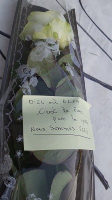 "Dios o Alá es la paz, no la guerra. Somos París", dice el cartel en la plaza de la alcaldía de Ruan.