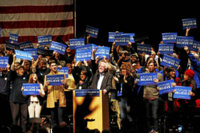 El precandidato presidencial del partido demócrata Bernie Sanders durante su visita al campus de la Universidad de Massachusetts. Fotos de Getty Images y Stephanie Zollshan.