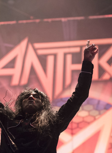 Joey Belladonna, cantante de Anthrax, en pleno concierto en Ciudad de México. Foto Fernando Aceves/Cortesía de OCESA.