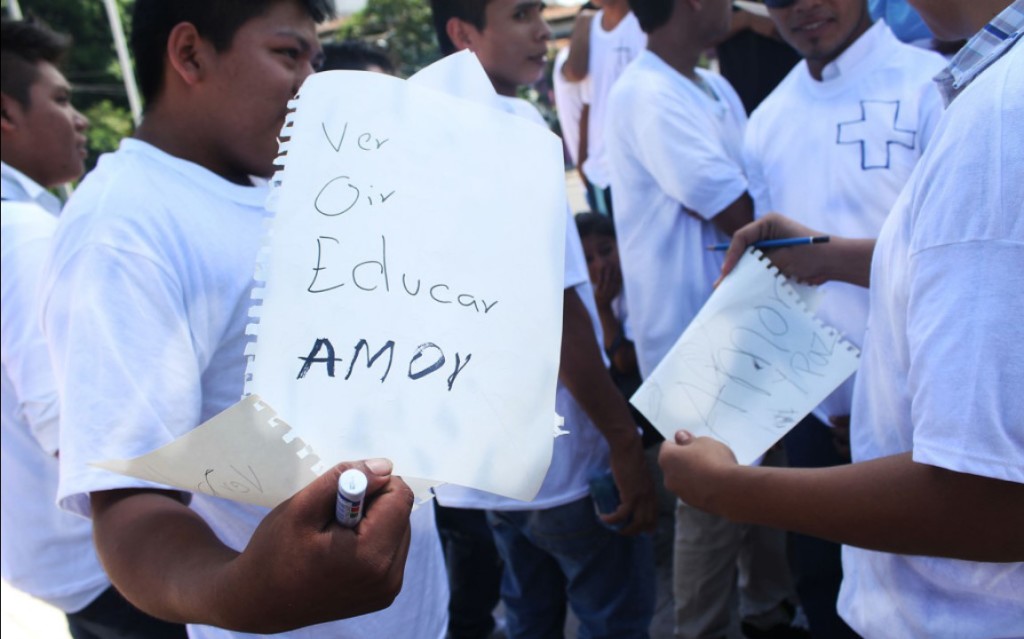 Asistente a una marcha por la paz convocada por el Gobierno en San Salvador. Foto FACTUM/Frederick Meza.