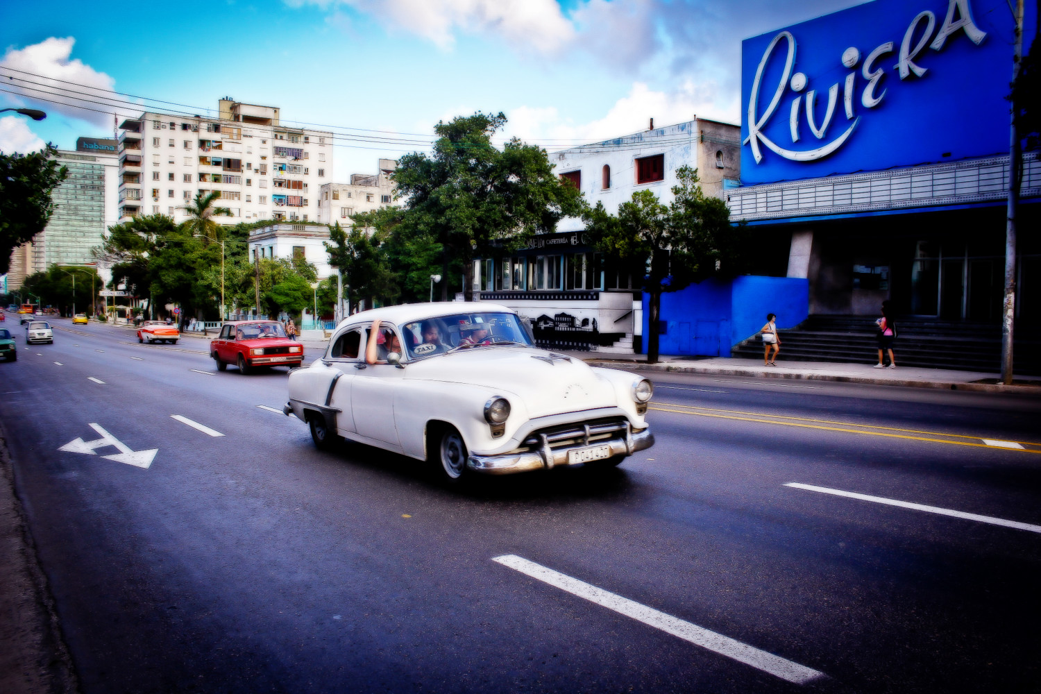 El Cine Riviera quita su programación de cartelera durante el novenario de Fidel. El Vedado, La Habana, Cuba. Foto de Nicola Chávez Courtright.
