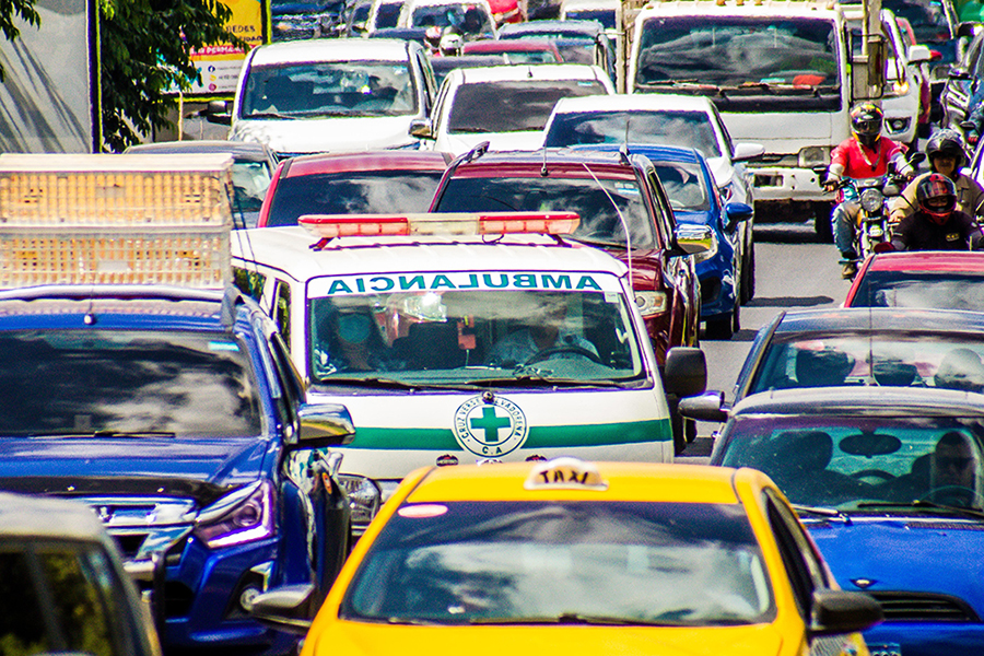 Las horas crónicas de las ambulancias en el tráfico de San Salvador