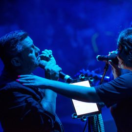 Carlos Galicia y Gaby Tobar, cantautora e intérprete que acompañó en los coros en el concierto de despedida de Adrenalina. Foto FACTUM/Gerson Nájera.