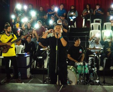Durante el concierto de despedida de Adrenalina, Carlos Galicia hizo un llamado a la reflexión, y pidió a sus fans un cese a la violencia contra la mujer.  Así sonó "Flor", el último sencillo de la banda que desarrolla el tema de las desapariciones forzadas y los feminicidios en El Salvador. Foto FACTUM/Gerson Nájera.