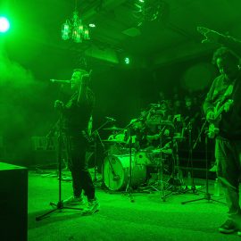 "Verde" es un sencillo que Adrenalina posicionó en las radios nacionales después de casi 15 años de no publicar ningún disco. En esta interpretación agradecieron a los miembros de la banda que ahora viven en otros países y, pese a la distancia, grabaron su séxto disco: "El Nues". Foto FACTUM/Gerson Nájera.