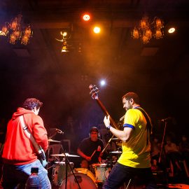 De espaldas, Moisés Anaya, guitarra; Aarón Sztarkman, bajo; Emi Miranda, batería y Gaby Tobar en el coro. Foto FACTUM/Gerson Nájera.
