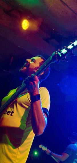 Aarón Sztarkman, bajista de Adrenalina, haciendo coros en "El último y nos vamos". Foto FACTUM/Gerson Nájera.