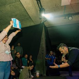 Una seguidora de Adrenalina muestra una bandera de Guatemala, país donde la banda realizó diferentes conciertos a mediados de los años noventa, y donde grabó sus primeros discos. Foto FACTUM/Gerson Nájera.