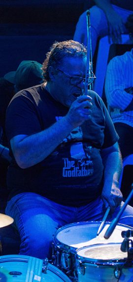 Gerardo Sibrán, ejecutando la batería de "HIV" en "El último y nos vamos", concierto de despedida de Adrenalina. Foto FACTUM/Gerson Nájera.