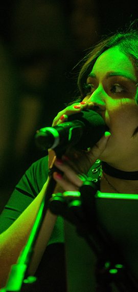 Gaby Tobar, cantautora e intérprete que acompañó en los coros en el concierto de despedida de Adrenalina. Foto FACTUM/Gerson Nájera.