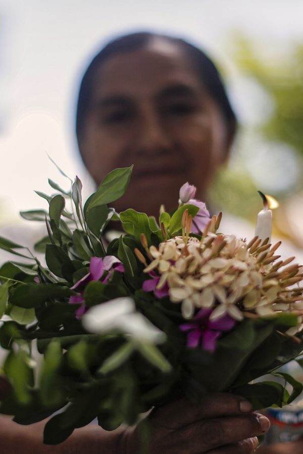 Una mujer participa en el funeral de los restos de sus familiares que fueron asesinados durante un operativo militar ocurrido en 1981. La ceremonia se realizó en el cementerio de Cacaopera, Morazán, el 15 de Agosto de 2021. Foto: José Cabezas.