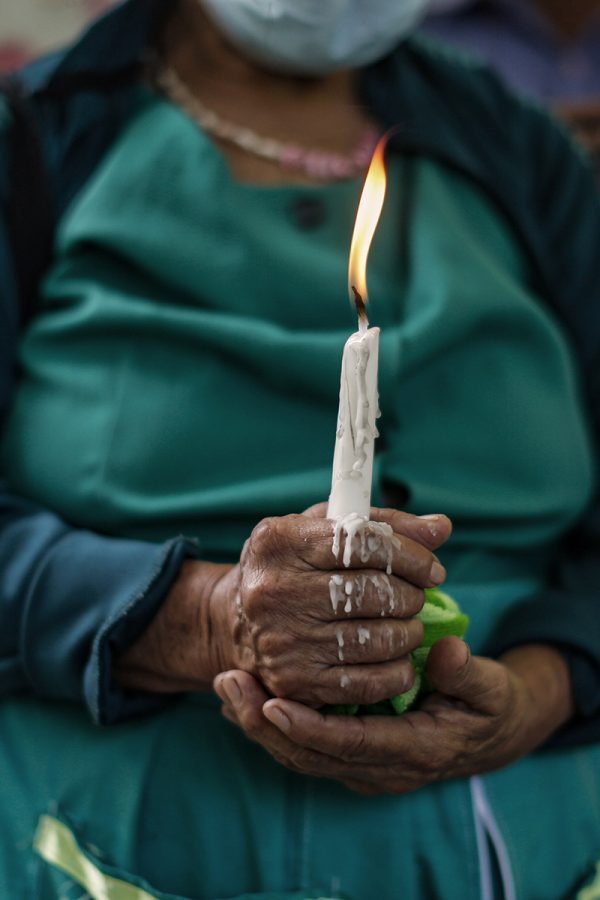 La conmemoración de la vida que le fue arrebatada a los miembros de la familia Luna convocó a distintas personas del cantón El Tablón, en Cacaopera, Morazán. Foto: José Cabezas.