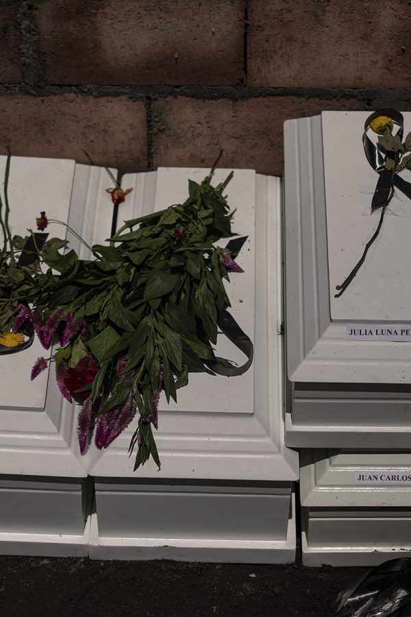 Previo a ser enterrados en el cementerio de Cacaopera, Morazán, los restos de cuatro de los ocho miembros de la familia Luna fueron vistos dentro del nicho familiar. Las víctimas fueron asesinadas durante un operativo militar ocurrido en 1981. Foto: José Cabezas.