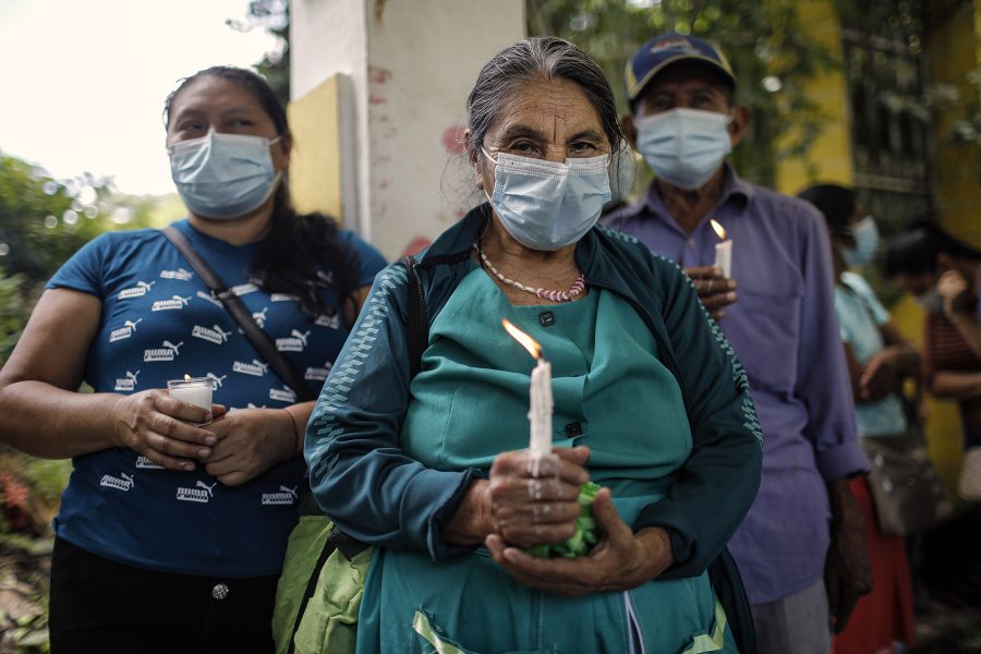 Familiares participan en el funeral de los restos de familiares que fueron asesinados durante un operativo militar ocurrido en 1981. La conmemoración se realizó el 15 de Agosto de 2021, en el cementerio de Cacaopera, Morazán. Foto: José Cabezas.